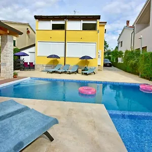 House Anna For Max 13 Persons In Porec, Pet Friendly Pensjonat